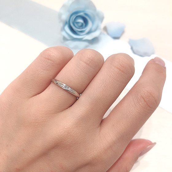 人気のストレートラインの結婚指輪。斜めにセットされたダイヤモンドのバランスも人気のデザインです。