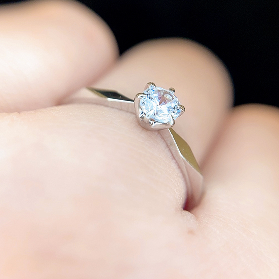 ソリティアタイプの婚約指輪はダイヤモンドランクに拘りたい方におすすめです。