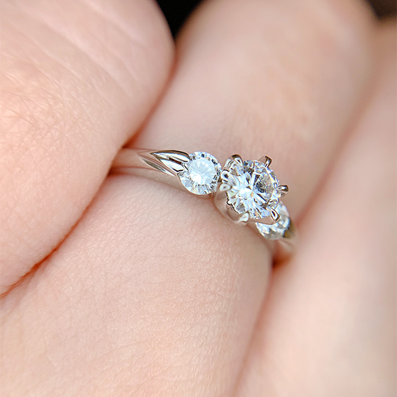 よく見ると、メレダイヤモンドを留める爪はハートのような形。さりげなく可愛らしさも感じられるデザインです。