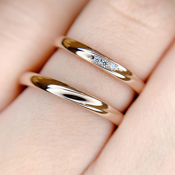シンプルな中にもダイヤモンドの輝きを楽しむことが出来る、人気のある結婚指輪。