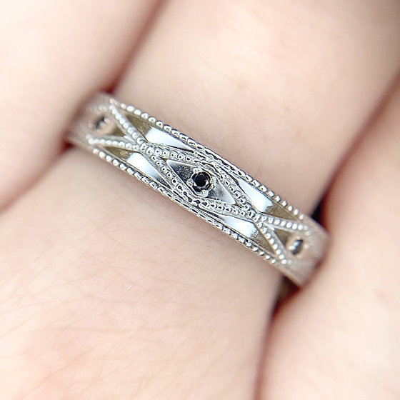 men’sの結婚指輪にはシックなブラックダイヤモンドをポイントに。