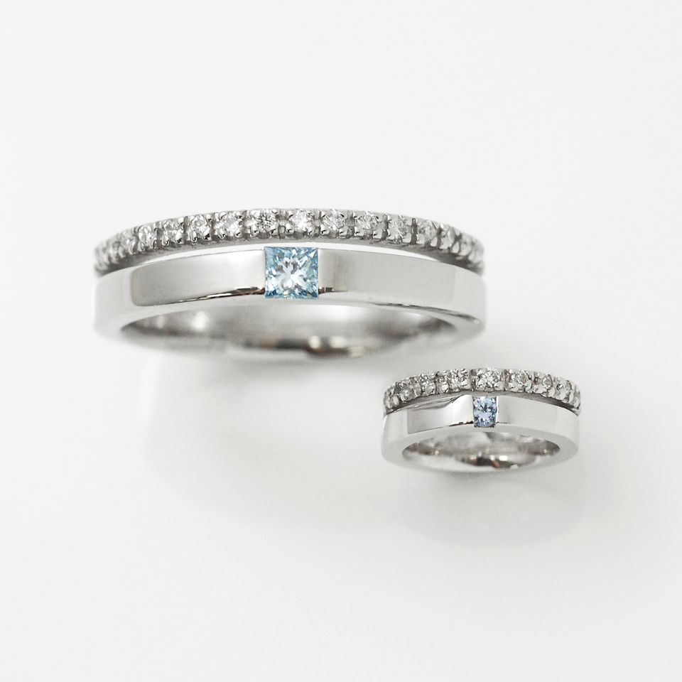 存在感があり、プラチナとダイヤモンドの輝きを一緒に楽しめるデザイン。結婚指輪とお揃いのデザインのベビーリングをセットでご用意いたします。