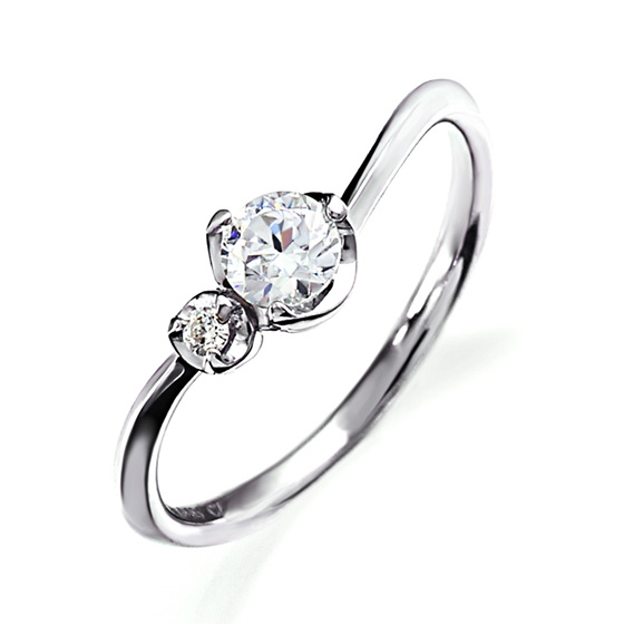センターストーンを包み込むような婚約指輪。シャトンの愛らしいつぼみを表したデザインは女性を包み込むお守りの形。