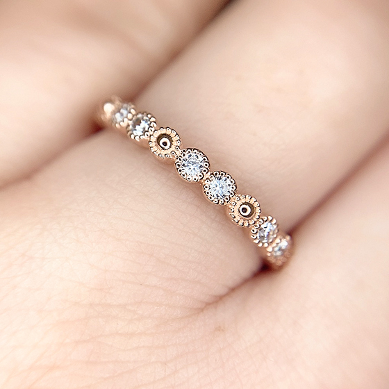 ミル打ち加工とダイヤモンドがおしゃれな結婚指輪。