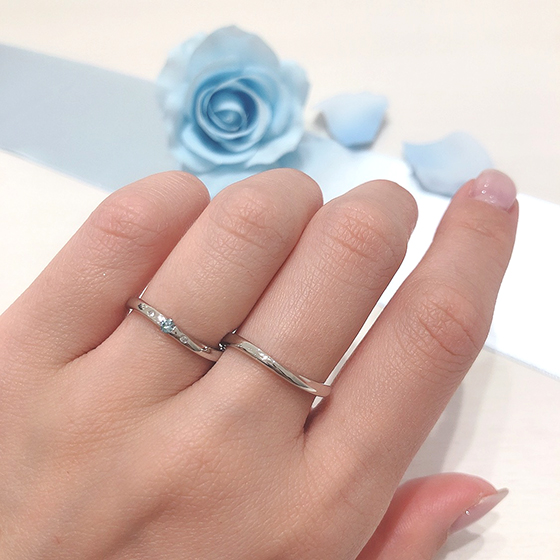 細身のウェーブラインが美しい結婚指輪。ブルーのダイヤモンドがより際立ちます。
