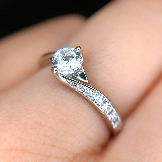 ねじれる様にセットされたダイヤモンドが高級感を引き出してくれる婚約指輪のデザイン。