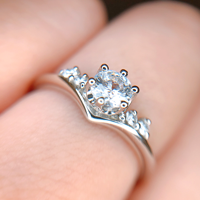 6本の爪で留められ、高さのあるセッティングの為インパクトのある婚約指輪です。