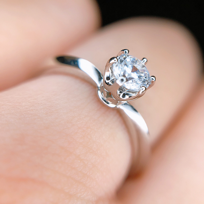 正面からはシンプルですが、横顔はしっかりとした縦爪で特徴的なデザインの婚約指輪。
