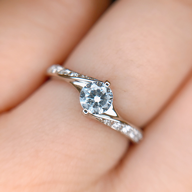 2点の爪で留めた婚約指輪。ダイヤモンドの輝きを最大限に引き出してくれます。