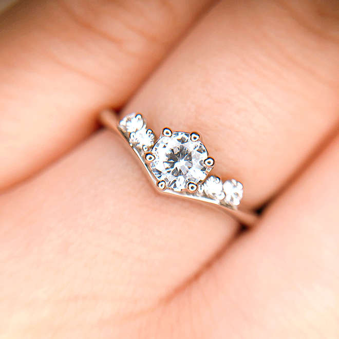 はっきりとしたV字ラインの婚約指輪はキュートな印象です。