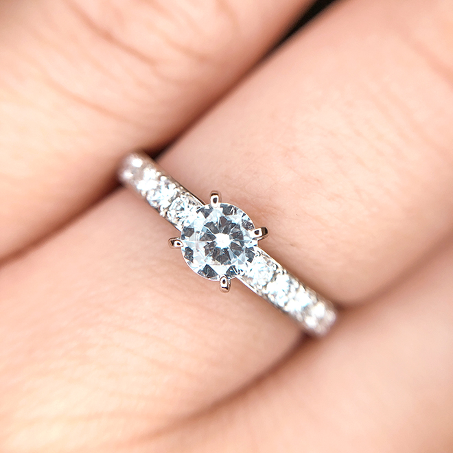 4本の縦爪がクラシカルな雰囲気を出してくれるゴージャスな婚約指輪。
