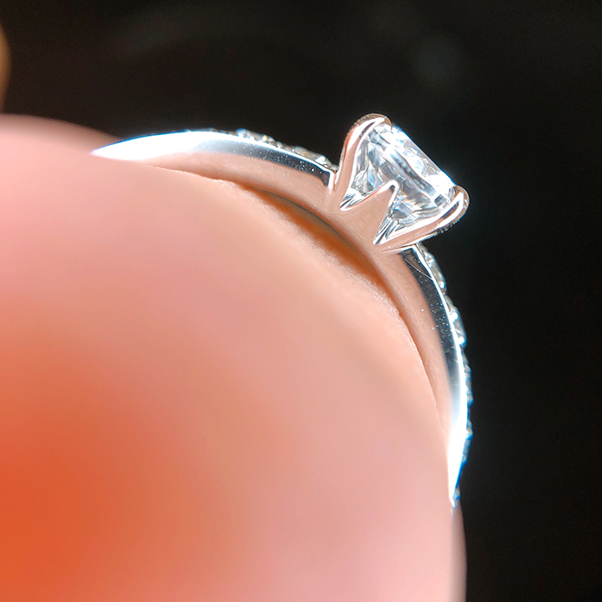 ダイヤモンドがきれいに輝く4本縦爪の婚約指輪。
