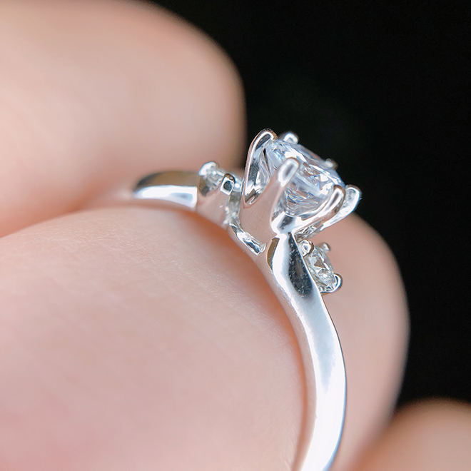 ダイヤモンドをキレに魅せる縦爪デザイン。