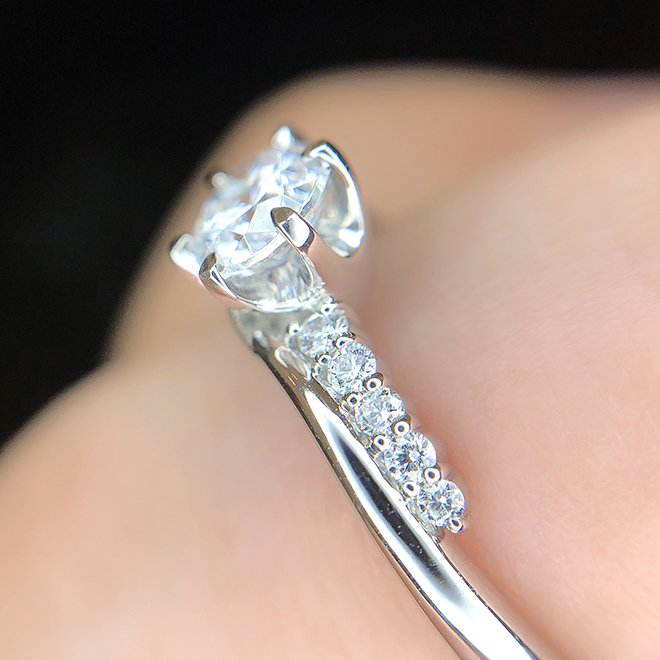 共通爪という技法を用いて、メレダイヤモンド1つ1つの輝きを最大限に生かしています。