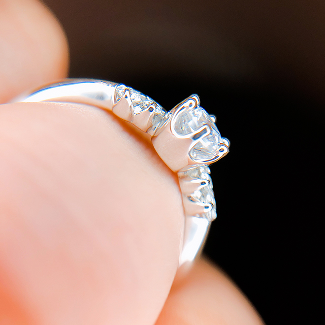 ダイヤモンドの輝きを一番に考えた高さで、中央のダイヤモンドがより優美に輝きます。