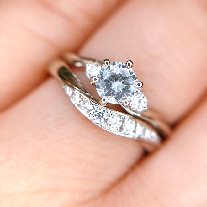 ぴったりとラインが合う婚約指輪と結婚指輪のセットリング。
