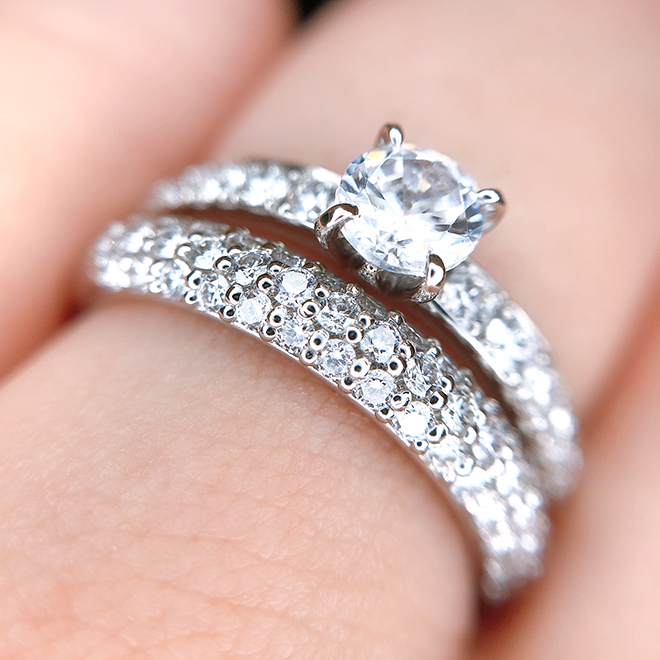 婚約指輪・結婚指輪共にゴージャスなセットリング。小さなメレダイヤモンドのセットの仕方、大きさが違うのでそれぞれの輝きの違いを楽しんでいただけます。
