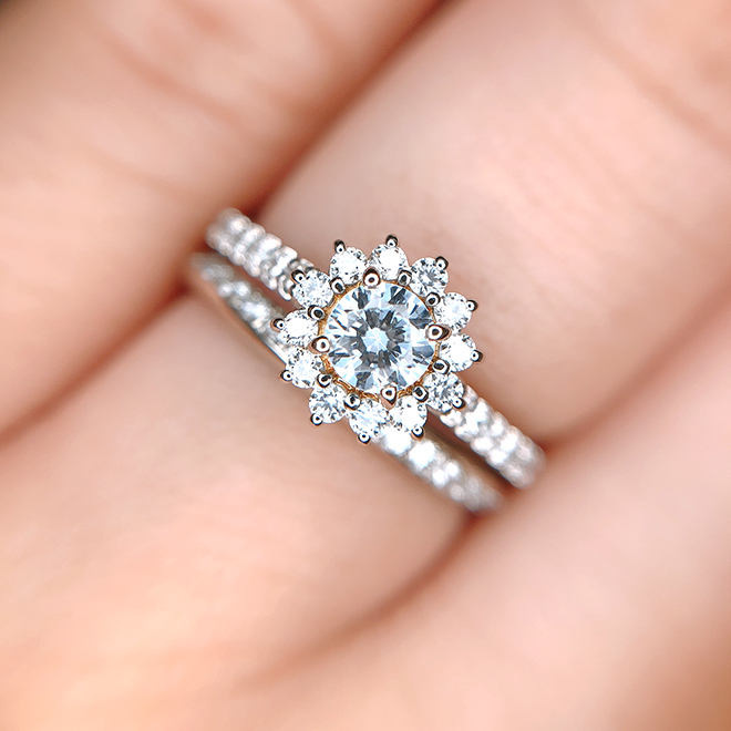 花をイメージした婚約指輪は、華やかそのもの。