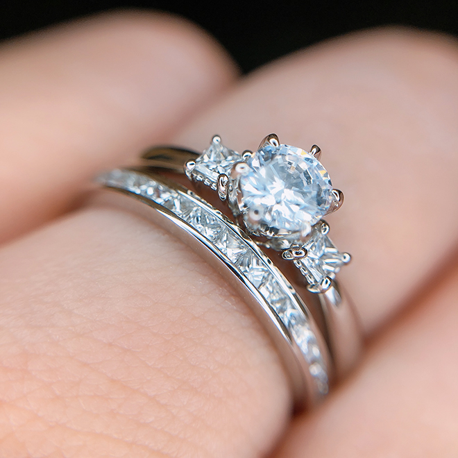 高級感漂う婚約指輪と結婚指輪のセットリング。クラシカルなデザインが飽きることなく生涯を共にしていただけます。