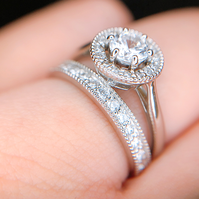 ミル打ちで統一感のあるセットリングです。高さのある婚約指輪との組み合わせが美しいデザインです。