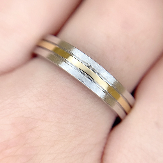 平打ちタイプで存在感のある結婚指輪デザイン。