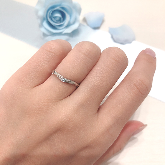 細身で指を華奢に演出してくれるマリッジリング。神秘的な輝きのブルーダイヤが印象的！