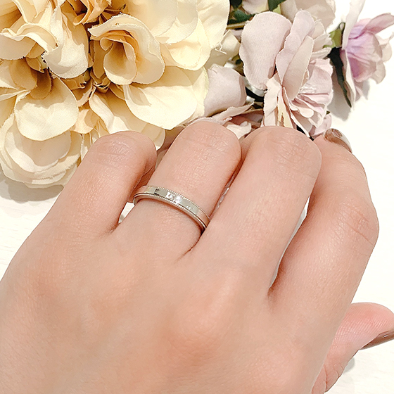 両サイドにミル打ち（ミルグレイン）が施されたクラシカルな印象の結婚指輪
