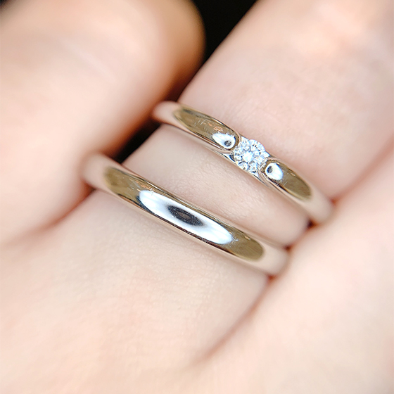結婚指輪らしいシンプルなペア感が魅力的なデザインです。