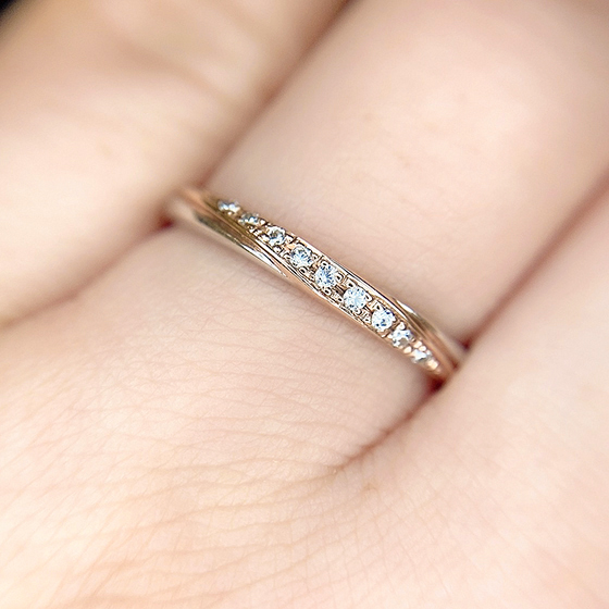 斜めにセットされたダイヤモンドがゴージャスな結婚指輪。