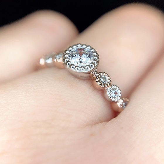 ラウンドデザインとミル打ち加工がおしゃれな婚約指輪。