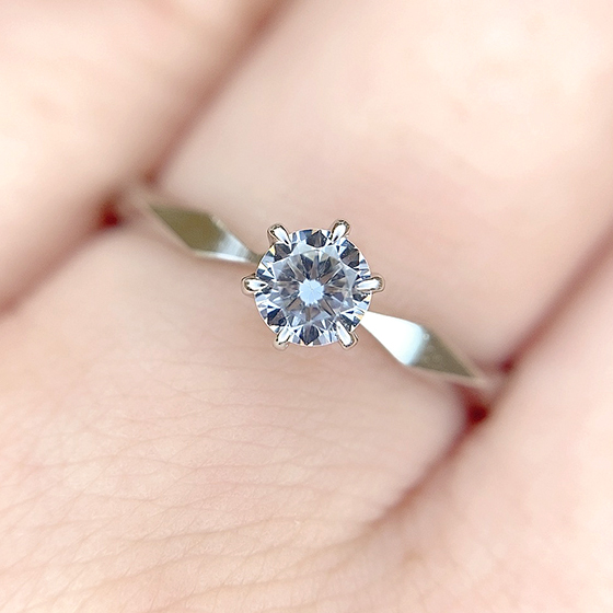 ダイヤモンドの輝きと指輪に施されたカットの違った輝きを楽しめる婚約指輪。