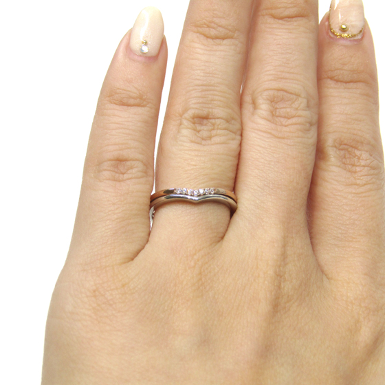 ２連リングのようなデザインの結婚指輪。２色のコンビが肌色を明るく魅せる