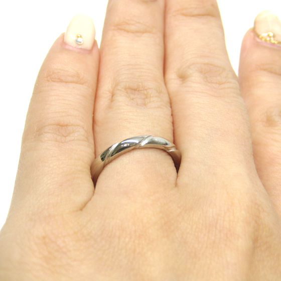 途切れることのないループが描かれ、丸みを帯びたフォルムが指に馴染む結婚指輪