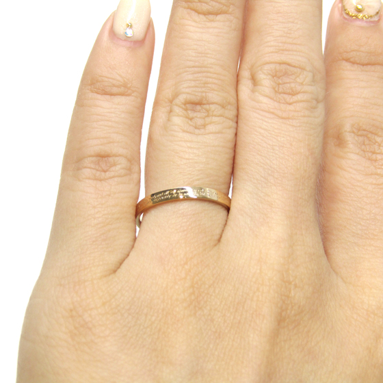 細身＆フラットタイプの結婚指輪　誓いの言葉が彫られた珍しいデザイン
