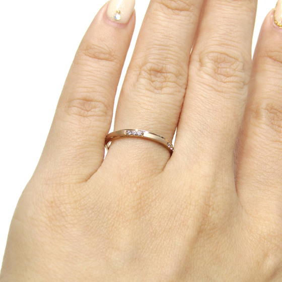 マットな質感と鏡面の異なる表情が楽しめる　２つのリングが重なり合ったようなデザインの結婚指輪