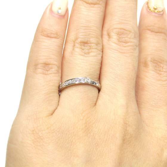 エタニティのようなデザインの大粒のメレダイヤが輝く　結婚指輪