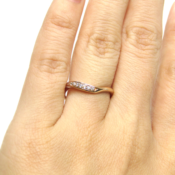 見るのと着けるのとでは全く違う、ぜひ試着してみて頂きたいデザインの結婚指輪