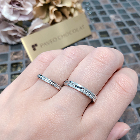 平打ちタイプのモダンなデザインの結婚指輪です。