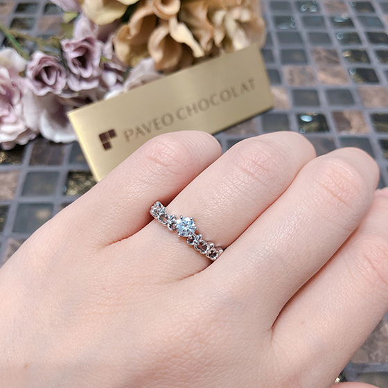 透かしデザインが美しい婚約指輪。