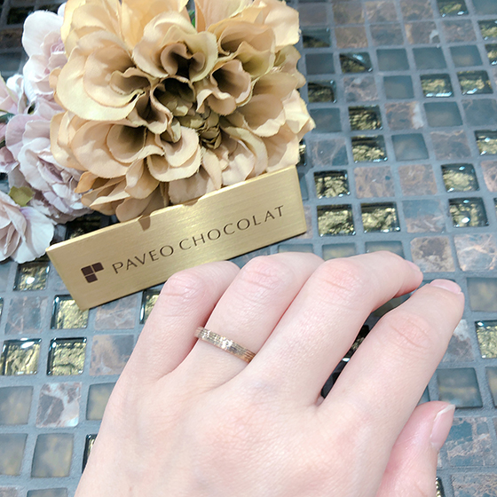 立体的な表面デザインが指に馴染む結婚指輪です。