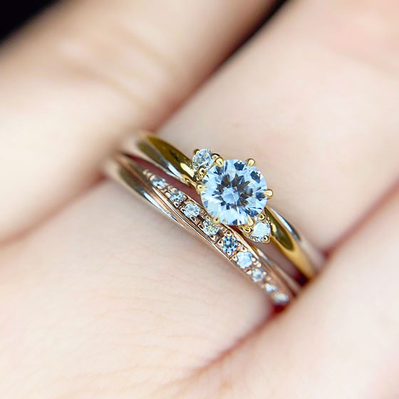 ゴージャスな婚約指輪と結婚指輪のセットリング。イエローゴールドとピンクゴールドで合わせても素敵。