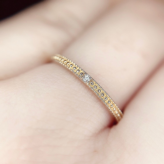 大きさ違いのミル打ち加工が特徴的。アンティーク感溢れる結婚指輪デザインです。