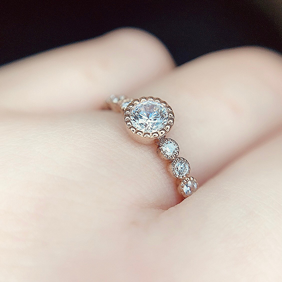 ラウンド型のデザインがアンティークで可愛らしい婚約指輪。