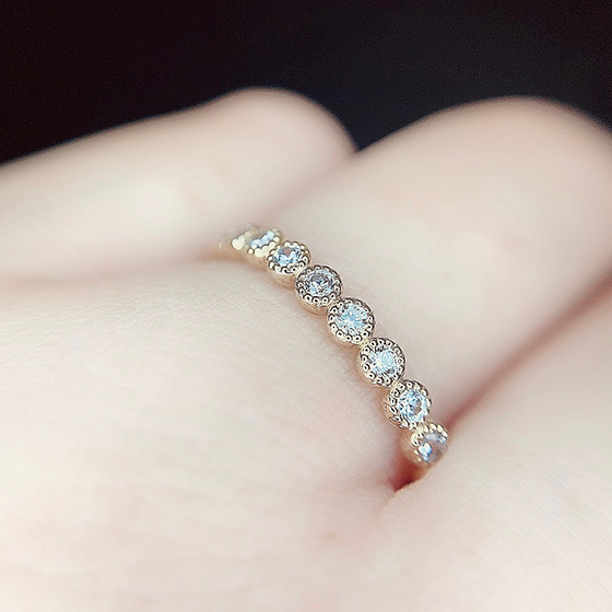 ミル打ち加工とダイヤモンドの輝きが美しい結婚指輪。