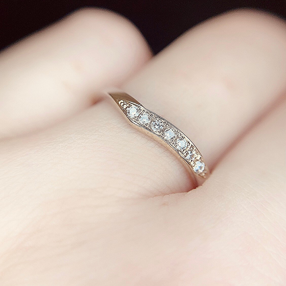 中指側にセットされたダイヤモンドの輝きを、身に着けている本人からいつでも楽しむことが出来ます。