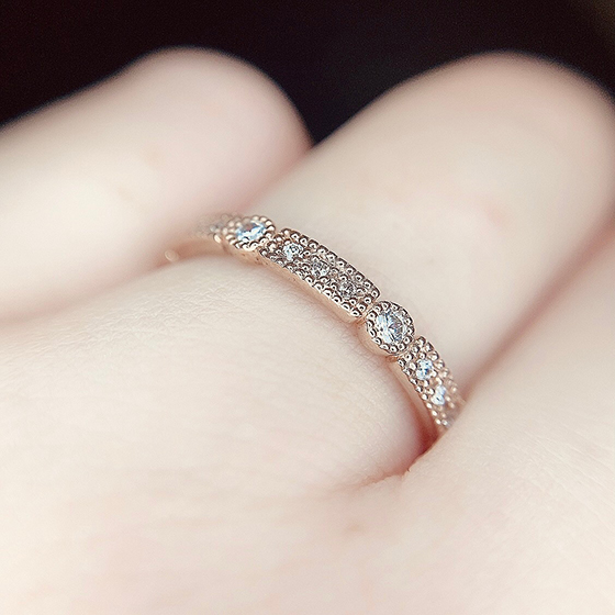 繊細にセットされたダイヤモンドとミル打ちの輝きを楽しめる結婚指輪。