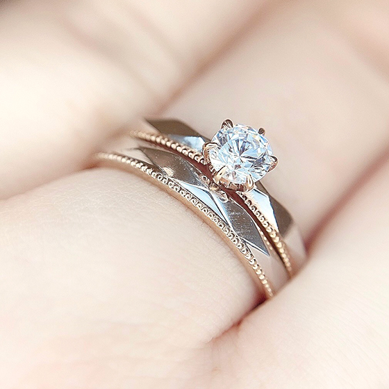 ミル打ち・ファーセットカットデザインをリンクさせた婚約指輪と結婚指輪。