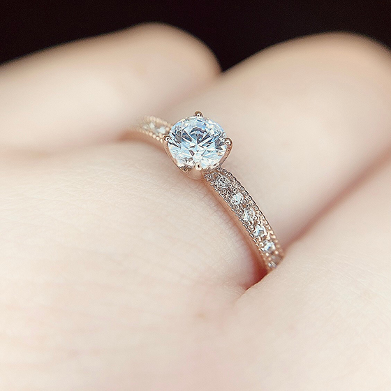 どの角度からみても美しい婚約指輪。