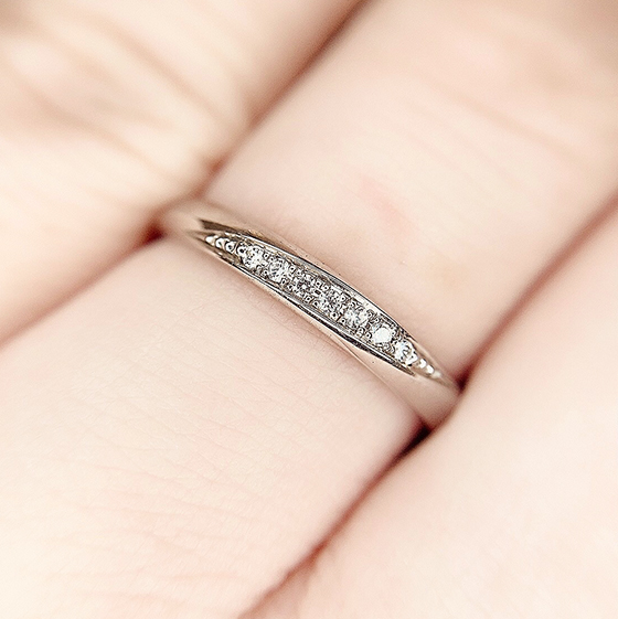 ストレートラインに流れるように斜めにセッティングされたダイヤモンドは人気のデザイン。