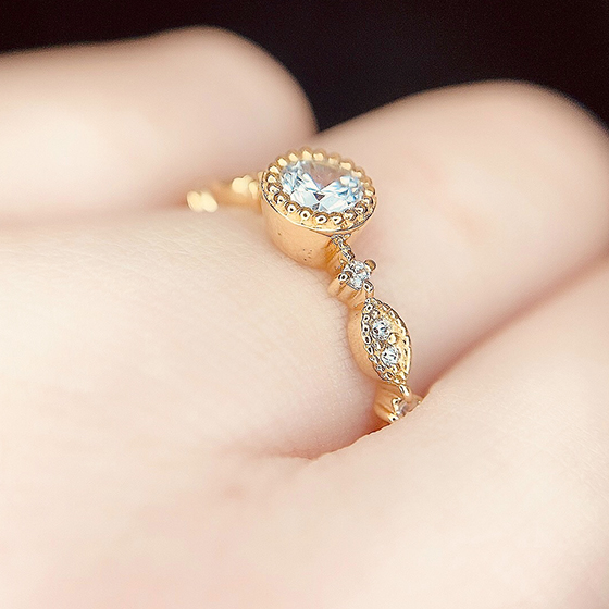 デザイン性の高い婚約指輪は普段使いでも活躍しそう。